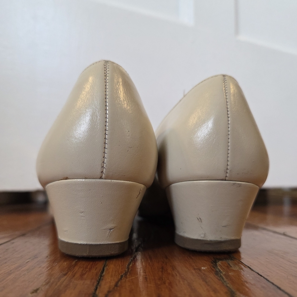 Salvatore Ferragamo Cream Varina Bow Leather Low Heel with Gold Hardware - Picture 5 of 9